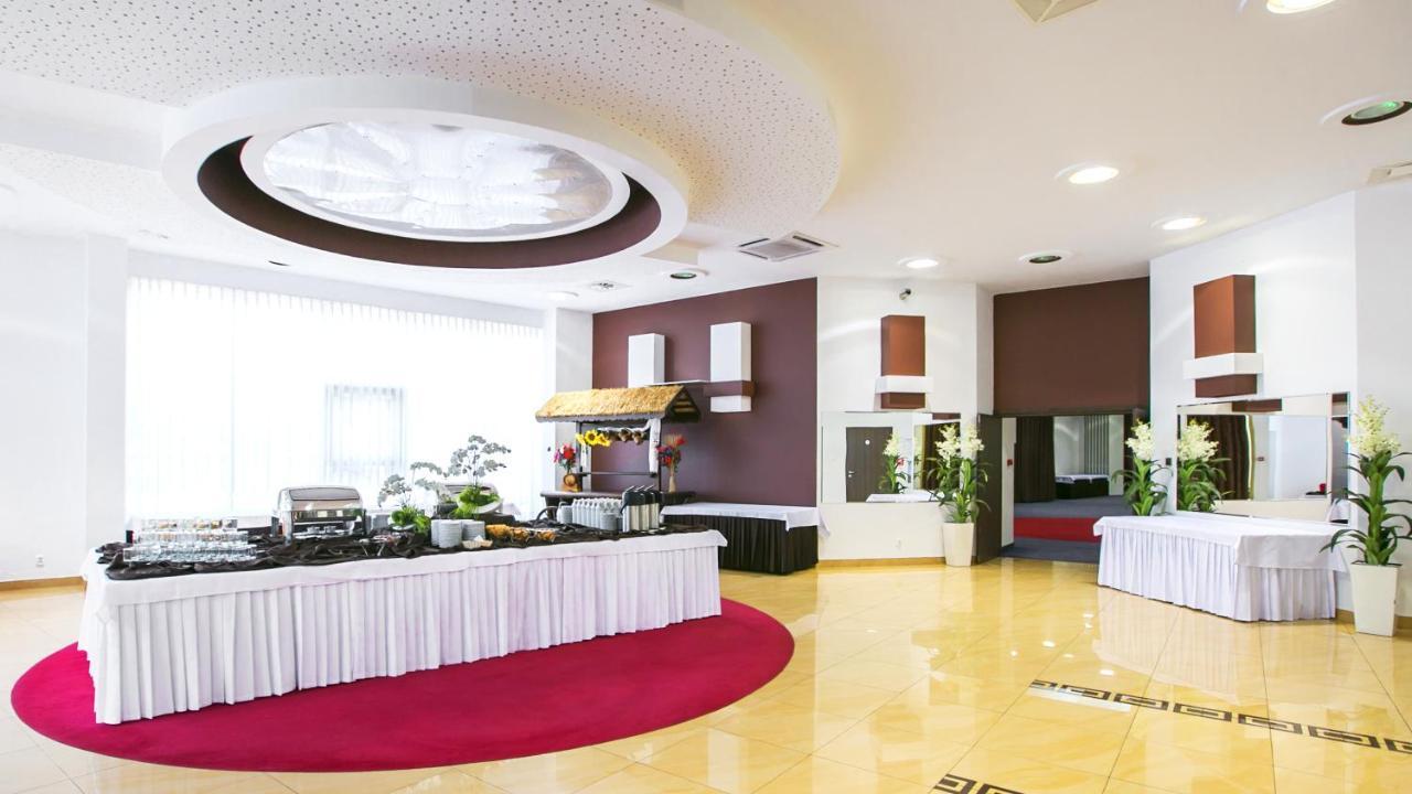 Hotel Unibus Бєльск-Подляскі Екстер'єр фото